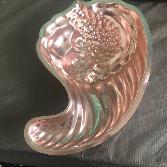 Vintage copper coloured Cornucopia jello mold- shabby chic decor- collectible - Picture 7 of 8